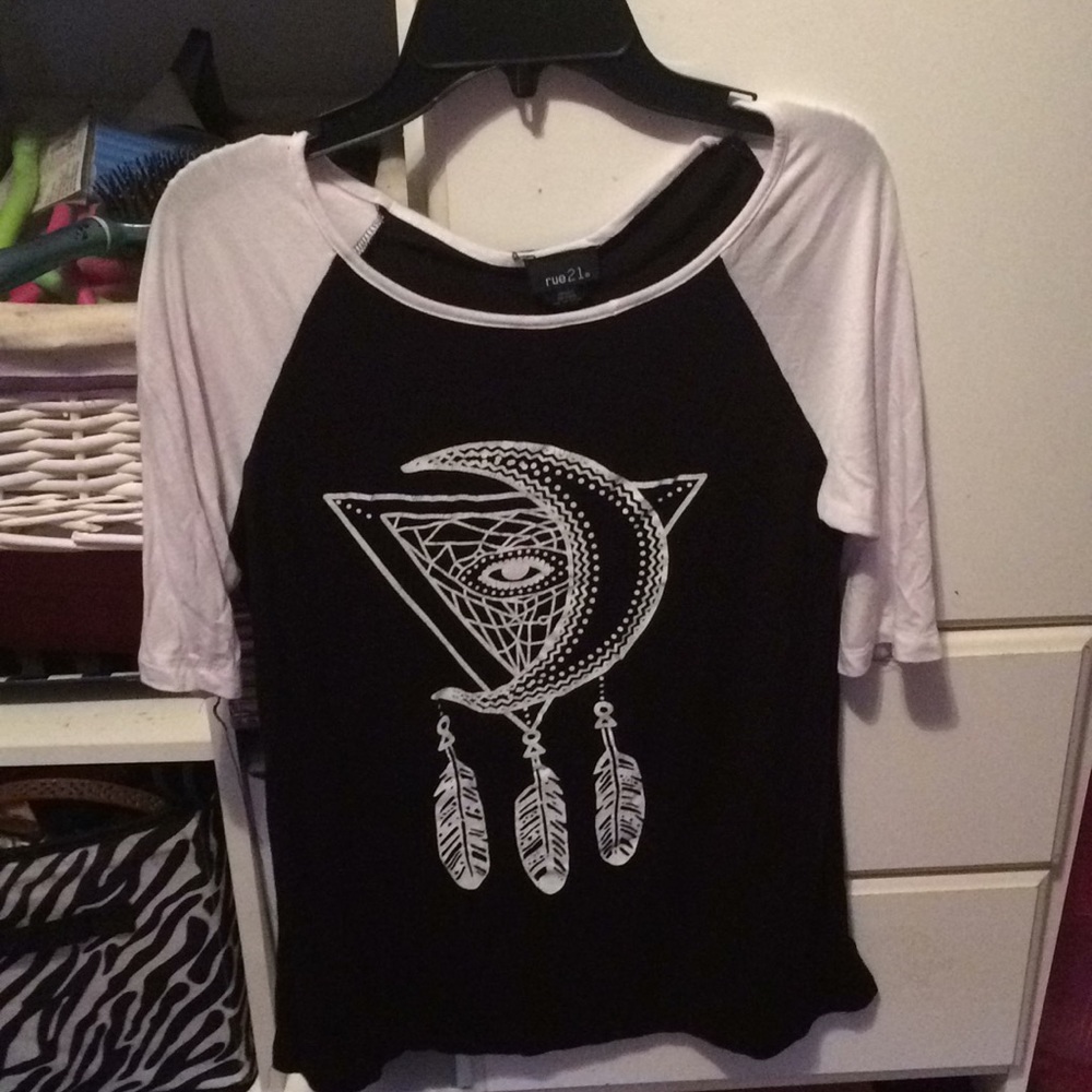 Mid length sleeved shirt